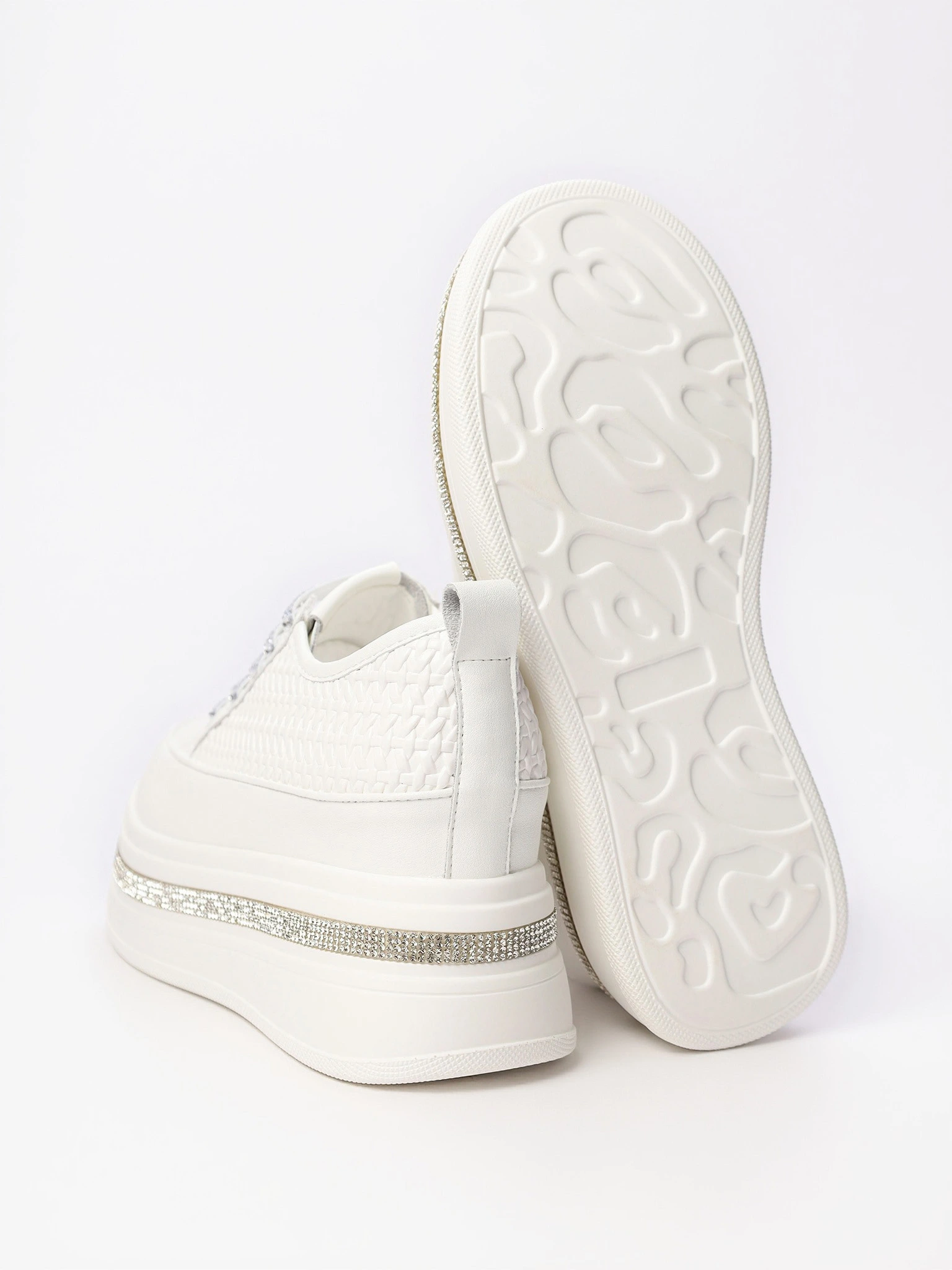 Кеды белого цвета со стразами на высокой платформе